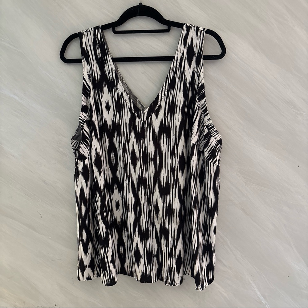 Torrid 3X Black/White Challis Stitch Detail Ikat V-Neck  Tank Top NEW!!!